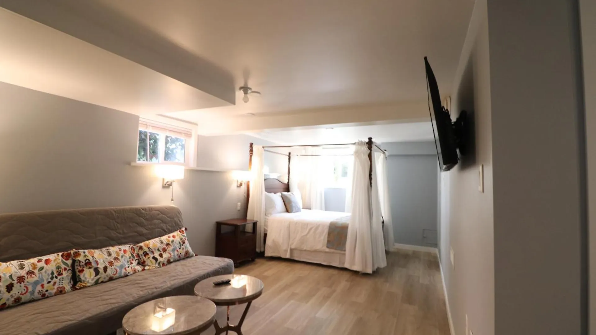 Victoria Gorge Waterway Vacation Home Канада